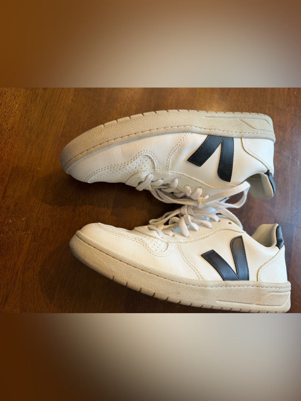 Veja sneaker in white and black - Picture 2 of 5